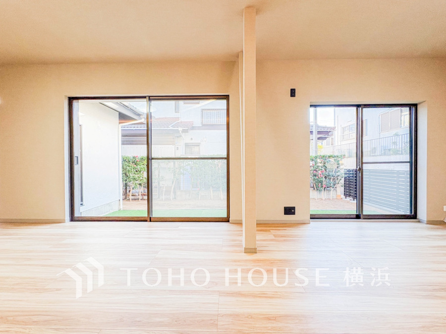 明るく開放的な空間が広がるLDK。室内には豊かな陽光が注ぎ込み、爽やかな住空間を演出。ホームパーティーでもゲストと一緒に料理を楽しみながら楽しい時間を過ごせそう。