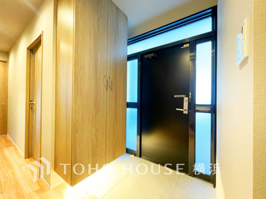 お客様をお迎えする玄関は落ち着いた雰囲気。帰り着くたびに洗練されたテイストの空間に迎えられ誇りと喜びを感じる玄関まわりです。 