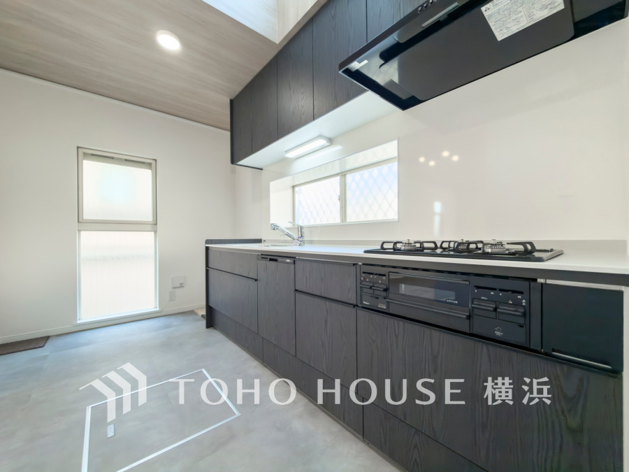 家事動線やリビングとのつながりに配慮し、食事の準備や片付けなどの家事を楽しくするキッチンスペースに仕上げました。毎日使う場所だから気持よく使えて、居心地の良い空間に。