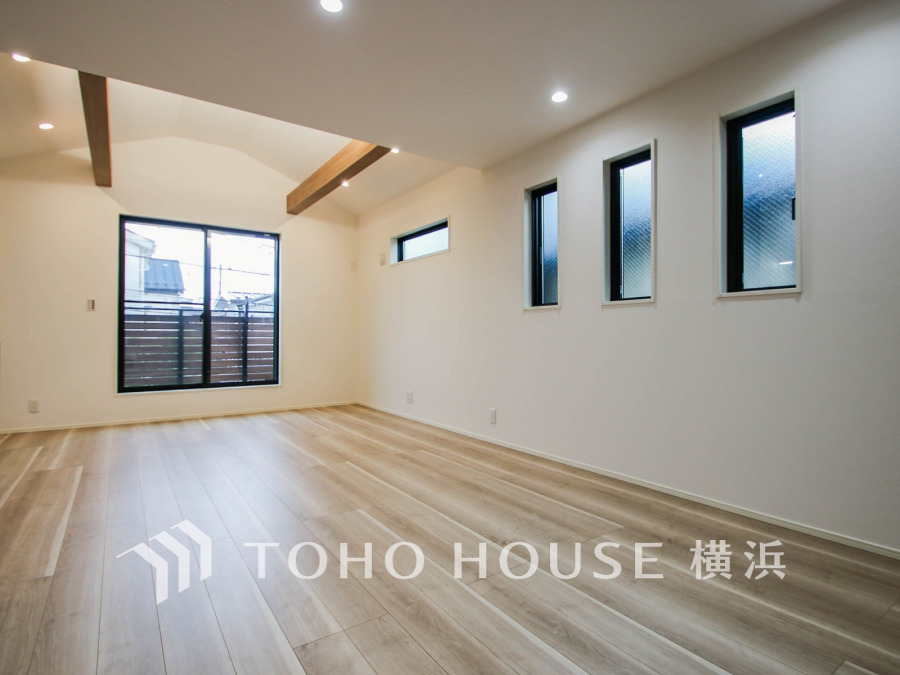 開放的な広さと３面採光がもたらす、光溢れ豊かな居住空間はこの住まいのクオリティを感じさせてくれます。豊かな時間が流れるこの場所に暮す喜び