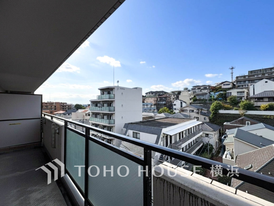 気持ちのいい空が見渡せる広いバルコニー。爽やかな風を感じて、心躍る素敵な暮らしがはじまります。