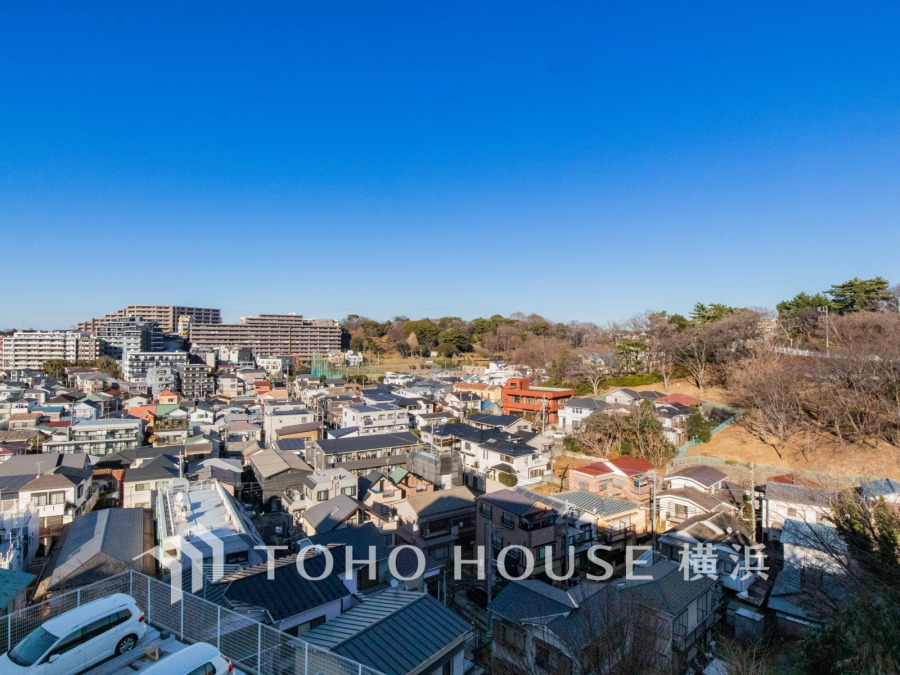 陽射しとともに、少しずつ装いを変える街の景観から、星空が地上に映りこむかのような夜景の煌きまで、この街ならではの美しい風景。