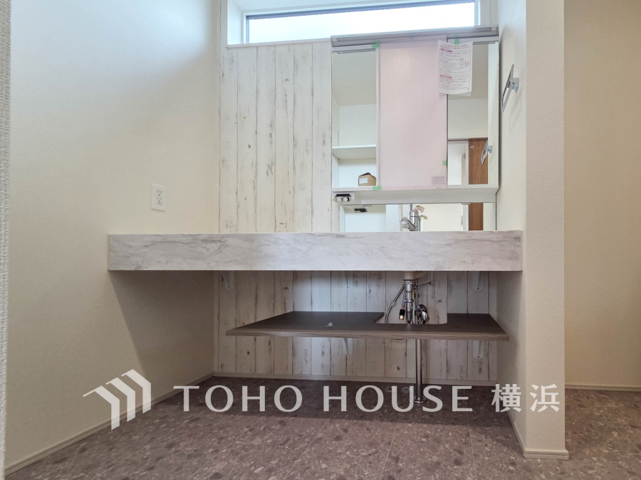 清潔感のあるプライベート空間は、身だしなみチェックや肌のお手入れに最適です。収納もあり、スッキリと見映えの良い空間に拵えました。時間に余裕とゆとりを持たせます