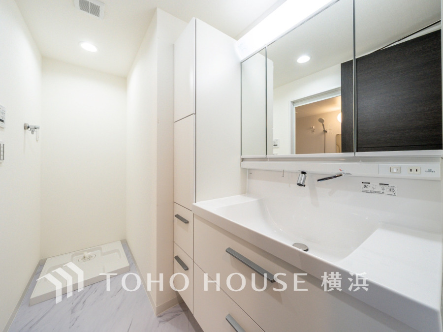 十分な大きさの洗面台は収納もさる事ながら、身だしなみチェックや歯磨きなど、朝の慌ただしい時間でもホテルライクなスペースで余裕とゆとりを感じて頂けます。