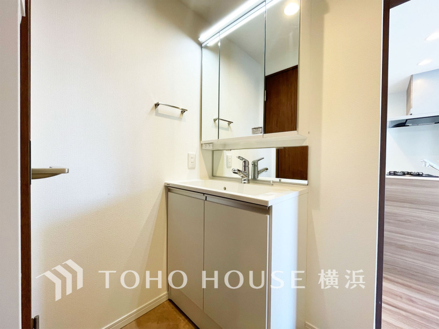 十分な大きさの洗面台は、身だしなみチェックや歯磨きなど、朝の慌ただしい時間でも余裕とゆとりを感じて頂けます。