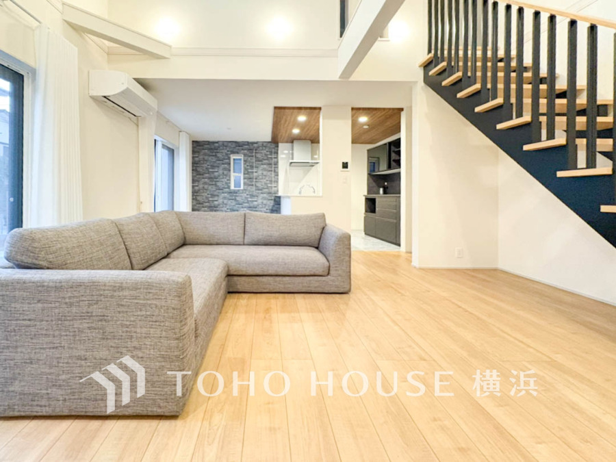 開放感あふれるリビングは大きなL字ソファでくつろぎの空間。階段下の収納も便利です。