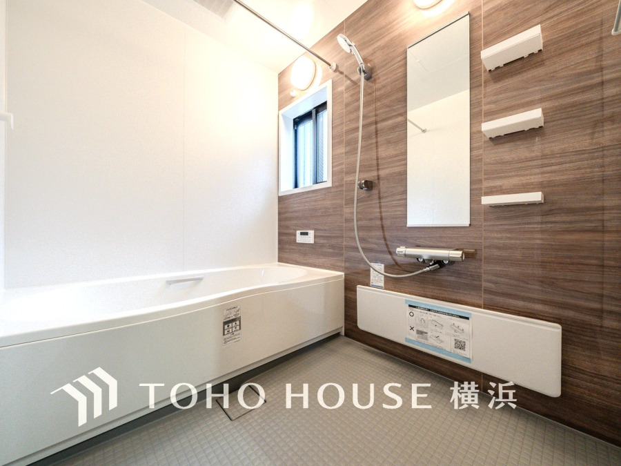 上質が感じられる質感とカラーリングで、清潔な空間美を実現。一日の疲れが癒される優雅なバスタイムを堪能できるゆとりあるバスルームです。