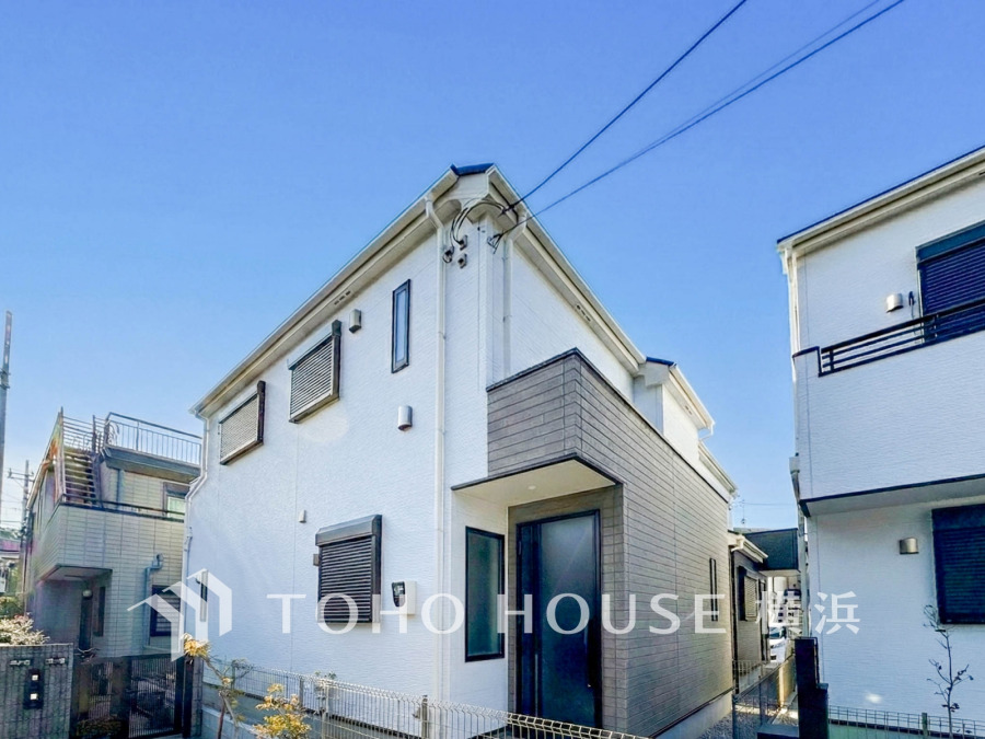 シンプルでモダンな外観の2階建て住宅。閑静な住宅街にあり、日当たり良好で快適な住環境です。