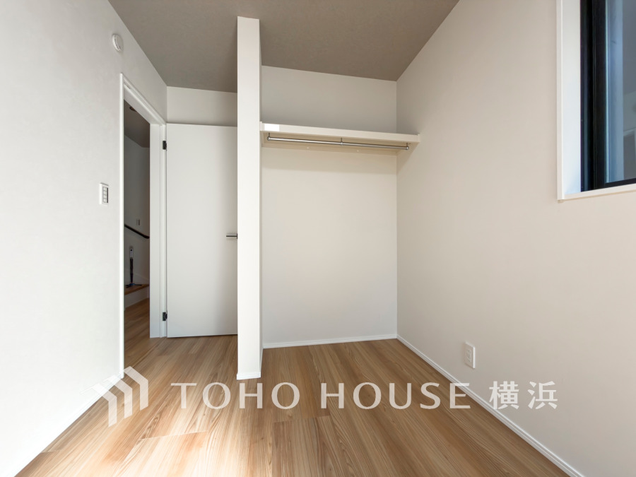 穏やかな風と陽光を導き、プライバシーに配慮された設計プランを採用し、居住性を一段と心地よいものにしています。明るく開放的な空間を演出しております。