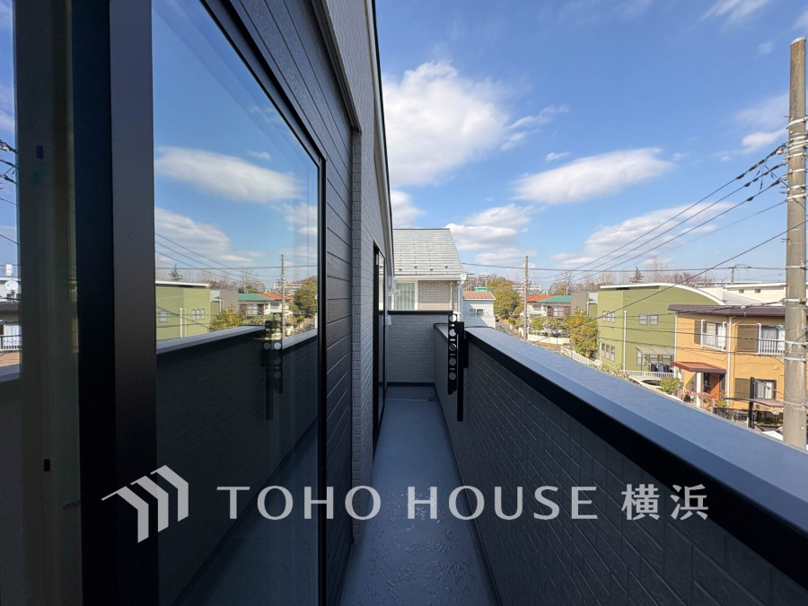 たっぷりの陽光が差し込むバルコニー。健やかな暮らしを守る太陽の恵みを存分に享受できます。爽やかな風と暖かな陽射しが紡ぐハーモニーが日々の暮らしのBGMになることでしょう。