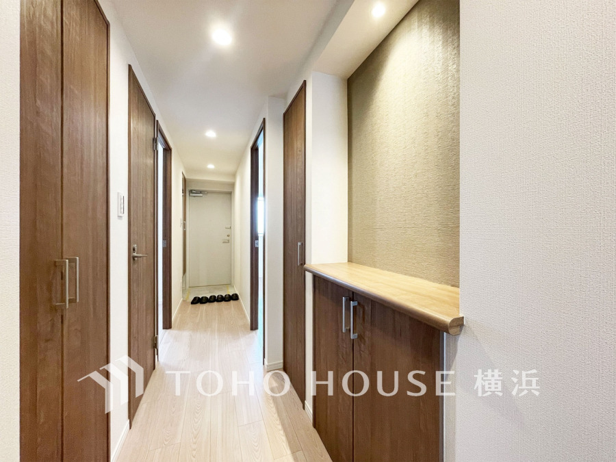 上質感漂う玄関と廊下。居住者の帰り、訪れる方を優しく迎える・安らぎに満ちた生活空間を予感させる。健やかな暮らしを楽しめることでしょう。