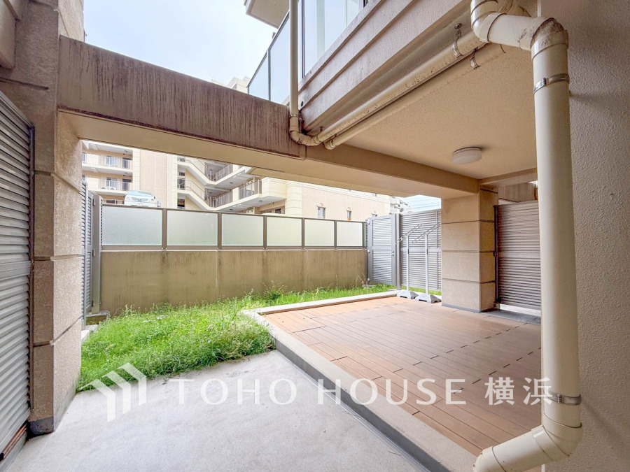 専用庭付きの広々としたバルコニー。開放感のあるプライベート空間です。