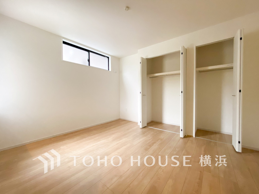 大きなクローゼットの付いた洋室。シンプルな内装の明るい空間です。