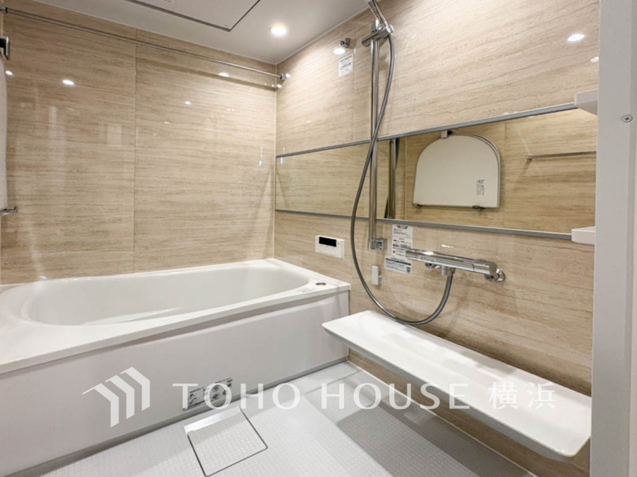 上質が感じられる質感とカラーリングで、清潔な空間美を実現。一日の疲れが癒される優雅なバスタイムを堪能できるゆとりあるバスルームです。