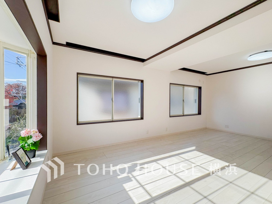 穏やかな風と陽光を導き、プライバシーに配慮された設計プランを採用し、居住性を一段と心地よいものにしています。明るく開放的な空間を演出しております。