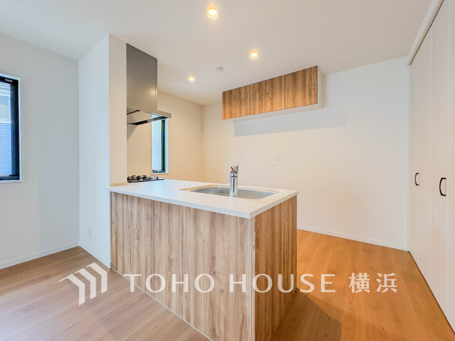 広々としたリビングダイニングは、シックでモダンな内装。落ち着いた雰囲気に包まれて、伸びやかな空間の中で、ゆったりと家族団らんのひとときを過ごせます。