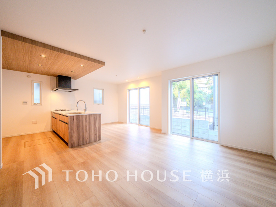 和やかで洗練された空間の演出。寛ぎとコミュニケーションを育む居心地のよい場所。やわらかな陽射しが降り注ぎ、室内に開放感と爽快感をもたらします。