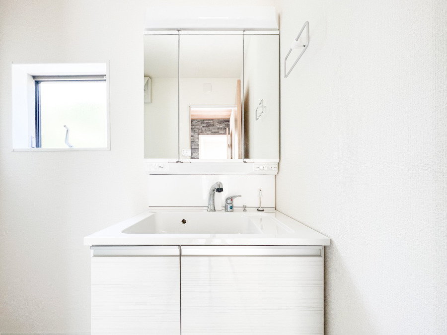 洗面台には三面鏡を採用。身だしなみを整えやすい事はもちろんですが、鏡の後ろに収納スペースを設ける事により、散らかりやすい洗面スペースをすっきりさせる事が出来るのも嬉しいですね。