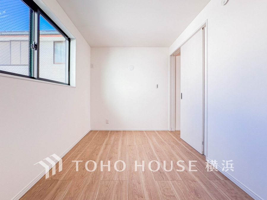 快適に過ごす条件は、一人ひとり違います。飾リ過ぎないシンプルな内装と偏り過ぎないデザインで統一しております。居住していく中でオーナー様だけの【マイホーム】に創り上げて下さい。