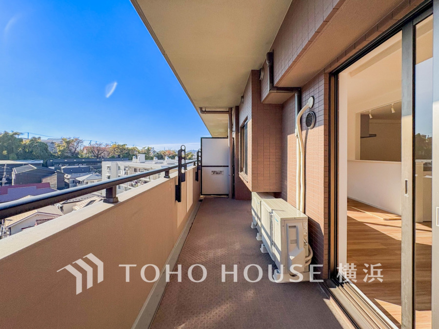 陽当たり良好で広々としたバルコニー。開放感あふれる眺望と快適な室内空間が魅力の住まいです。