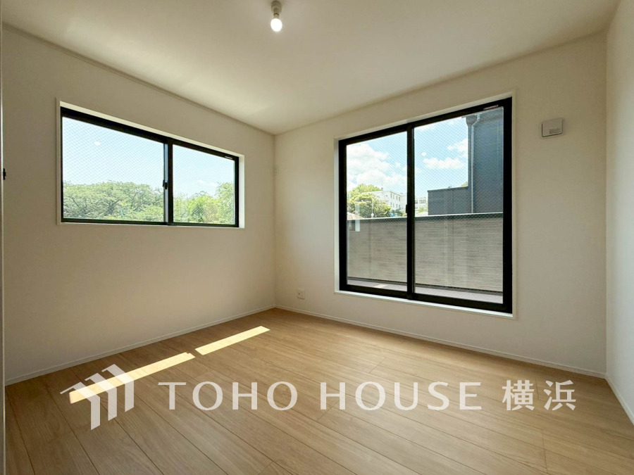 穏やかな風と陽光を導き、プライバシーに配慮された設計プランを採用し、居住性を一段と心地よいものにしています。明るく開放的な空間を演出しております。