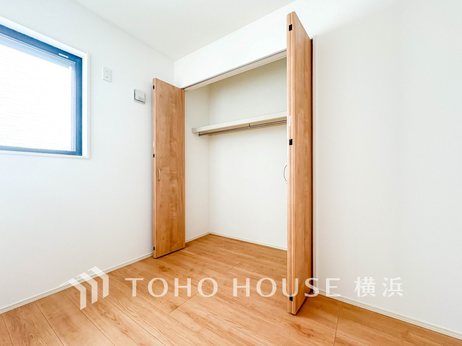 木目調の扉が温かみを感じさせる収納スペース。自然光が差し込み、明るく清潔感のある空間です。