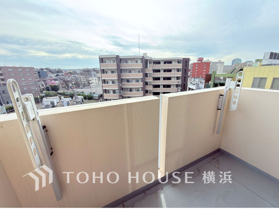 開放感があり、遮るものもなく気持ちのいい景色が広がります。お部屋にも爽やかな風と暖かく柔らかな日差しが差し込み、毎日の暮らしを豊かに彩ります。