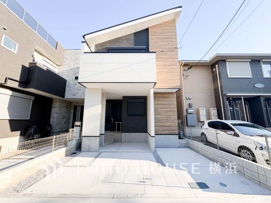 スタイリッシュなデザインとゆとりある駐車スペースを備えた、日当たり良好なお住まい。