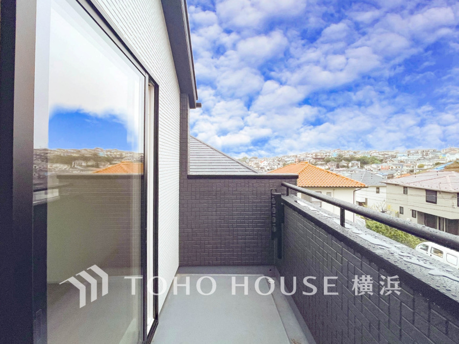 たっぷりの陽光が差し込むバルコニー。健やかな暮らしを守る太陽の恵みを存分に享受できます。爽やかな風と暖かな陽射しが紡ぐハーモニーが日々の暮らしのBGMになることでしょう。