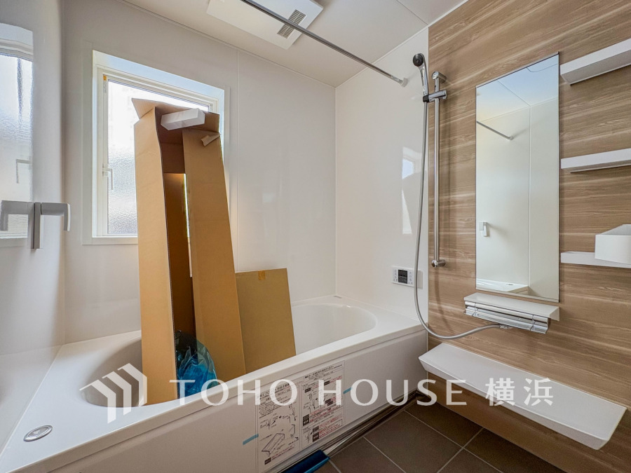 1日の疲れを癒すバスルームは、心地よいリラックスを叶える清潔感溢れる美しい空間です。心からゆったりと寛いでいただけるよう、ゆとりのスペースを確保してます。