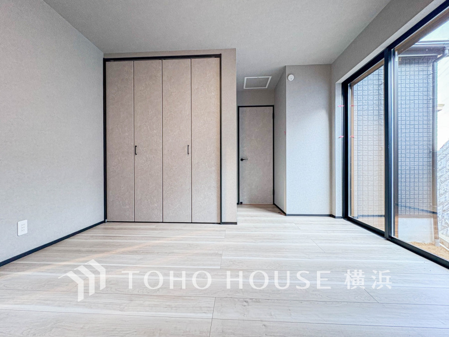 穏やかな風と陽光を導き、プライバシーに配慮された設計プランを採用し、居住性を一段と心地よいものにしています。明るく開放的な空間を演出しております。