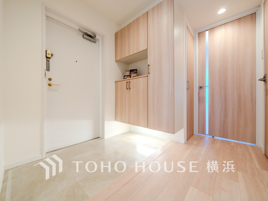 上質感漂う玄関と廊下。居住者の帰り、訪れる方を優しく迎える・安らぎに満ちた生活空間を予感させる。健やかな暮らしを楽しめることでしょう。
