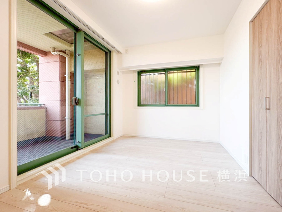 過ぎ行く時間をゆったりと感じることができる落ちついたプライベートルーム。リビングで楽しく過ごした後はゆっくり寛ぎの時間を満喫できます。静かな環境でリラックスタイムを愉しんで。