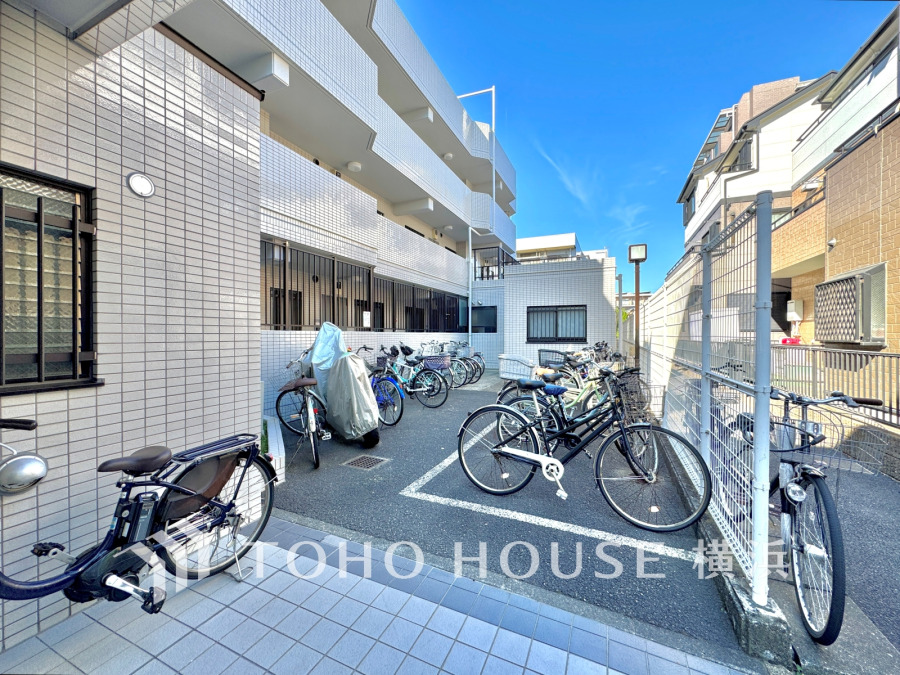 陽当たり良好なマンションの駐輪場。整然と並んだ自転車が住民の安心・便利な暮らしを支えます。