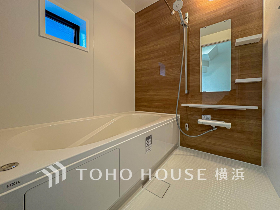 心地よいリラックスを叶える清潔感溢れる美しい空間。快適で機能的なバスルームです。
