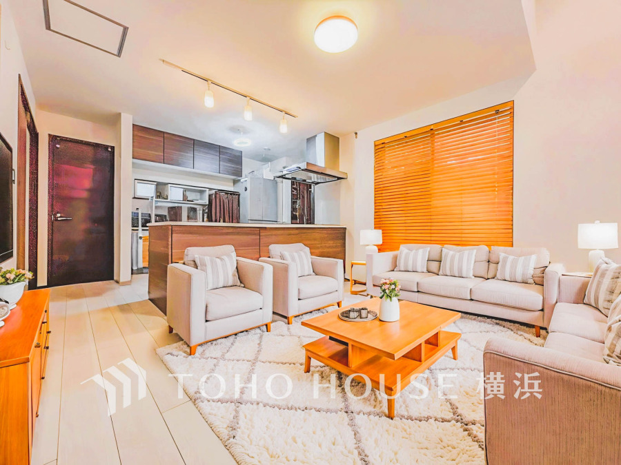 明るく開放的な空間が広がるLDK。室内には豊かな陽光が注ぎ込み、爽やかな住空間を演出。ホームパーティーでもゲストと一緒に料理を楽しみながら楽しい時間を過ごせそう。