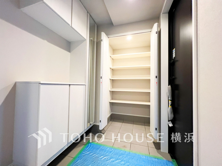 シューズボックスに加え、シューズインクローゼットを設置した収納豊富な玄関スペース。