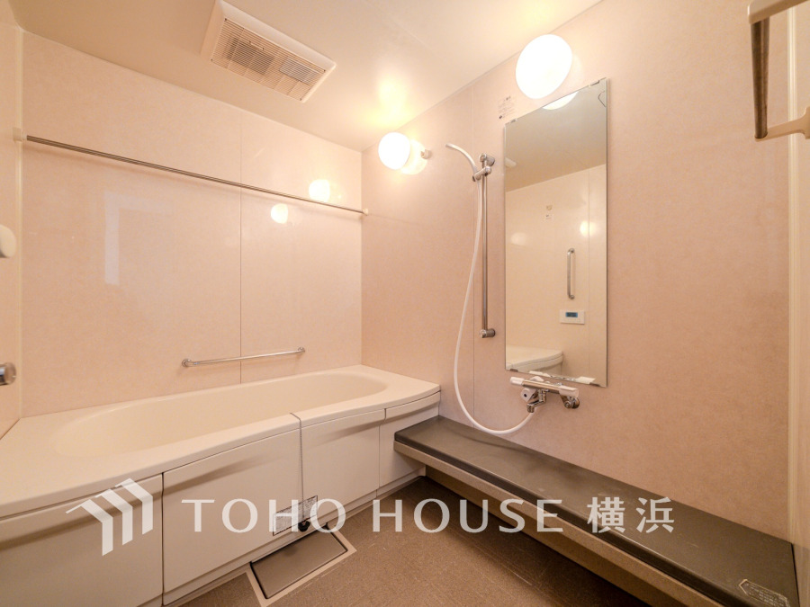 清潔感あふれるシンプルな浴室は、使いやすいシャワーと広々とした浴槽で快適なバスタイムを実現します。