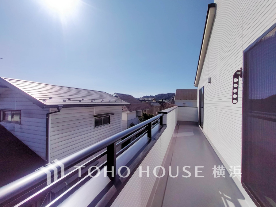 ワイドスパンで広々としたバルコニーは南東向きで陽当たり良好な空間です。