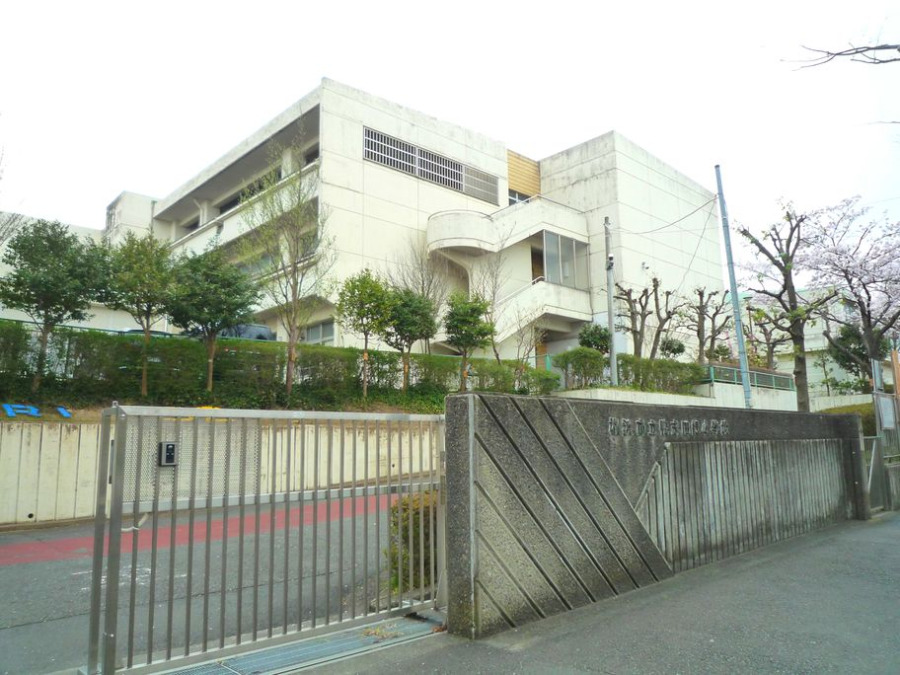 横浜市立鴨志田緑小学校まで　約400ｍ