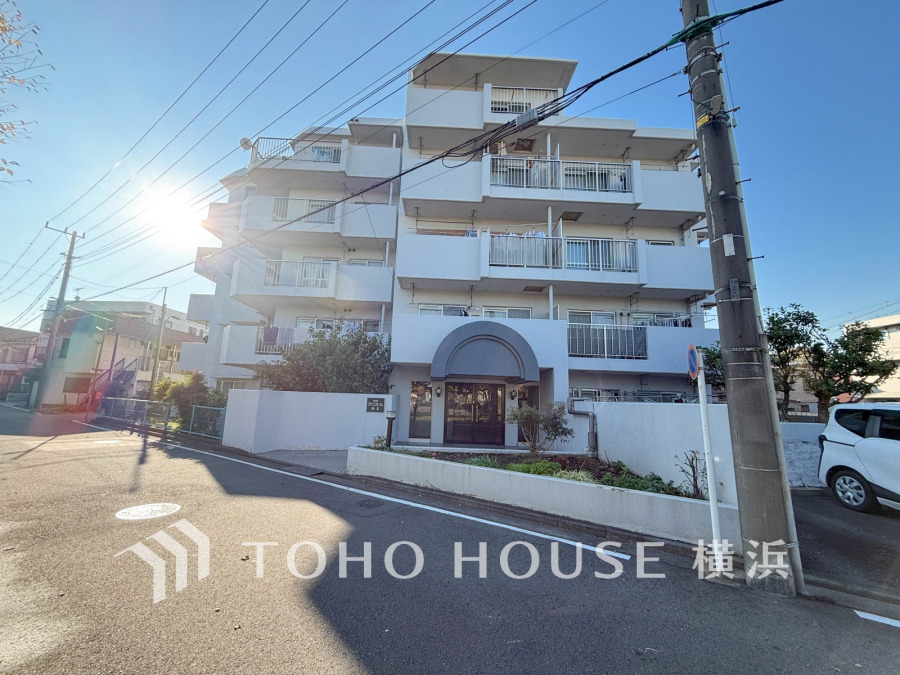 爽やかな青空の下に贅沢なほどに降り注ぐ陽光、豊かな居住性と、クオリティが見事に調和した住空間は、住まうことの喜びを感じさせてくれます。