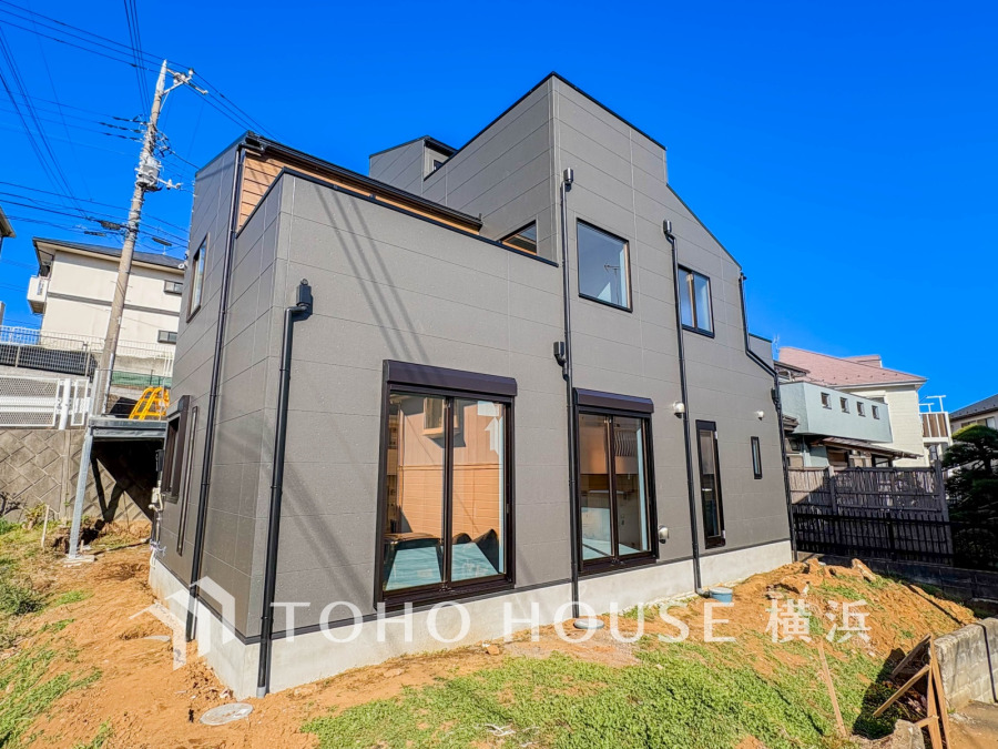 堂々たる趣ながら、主張し過ぎずどこか余裕を感じさせるシャープなフォルムで佇む邸宅は、晴天の空と照らし合わせる事で、本来あるべき完成形の姿を見せてくれます。