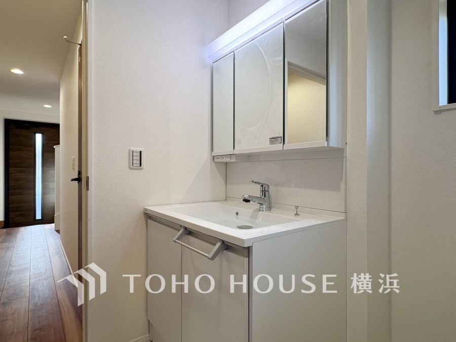 清潔感あふれる白基調の洗面台は収納力も抜群で、毎日の身支度を快適にサポートします。