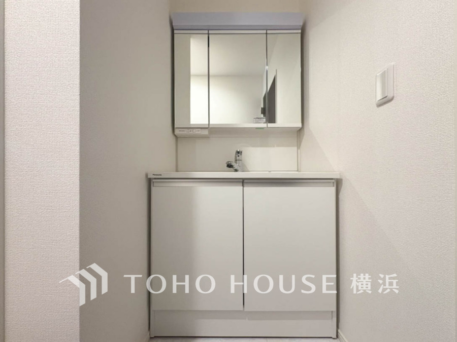 清潔感あふれるホワイトで統一された洗面台は、収納力もあり使い勝手良好な空間です。