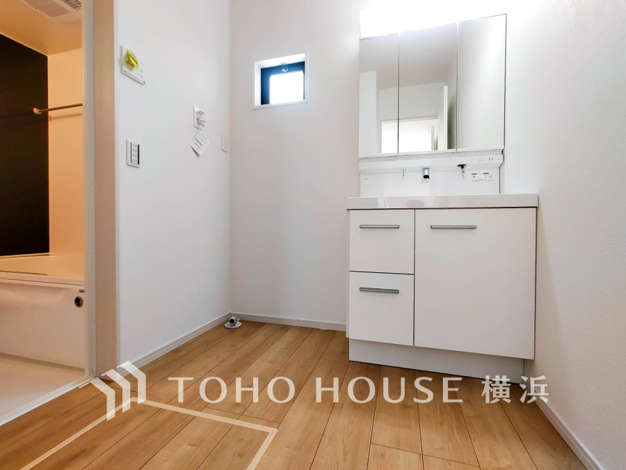 使いやすい機能が備えられた清潔感溢れる洗面空間。収納も充実しています。
