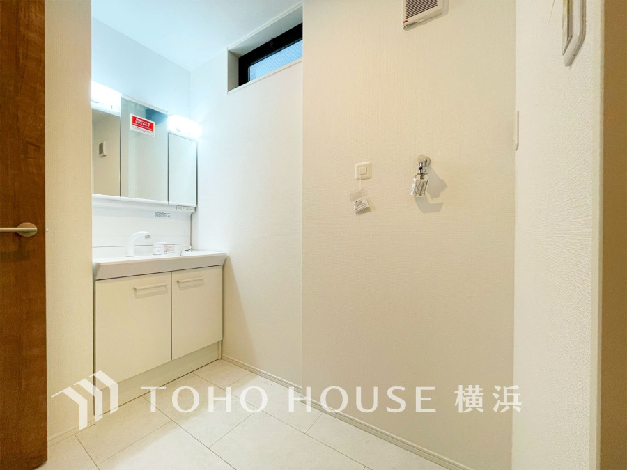 十分な大きさの洗面台は、身だしなみチェックや歯磨きなど、朝の慌ただしい時間でも余裕とゆとりを感じて頂けます。