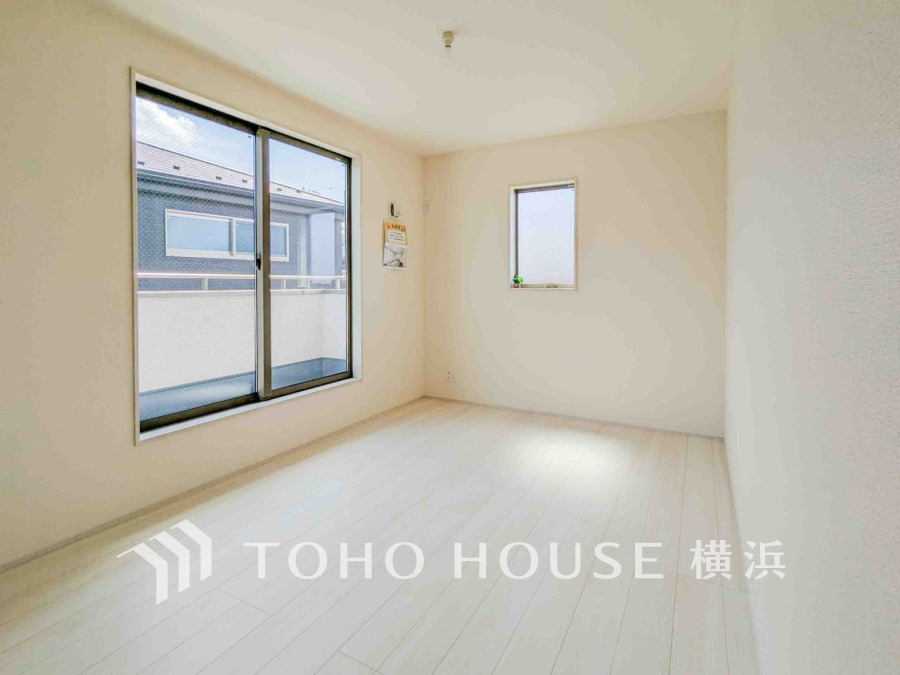 大きな窓からたっぷりと陽光が注がれる明るい空間。家族の成長に対応できる永住仕様の間取り。時を忘れて過ごす場所として過ごせるお部屋。