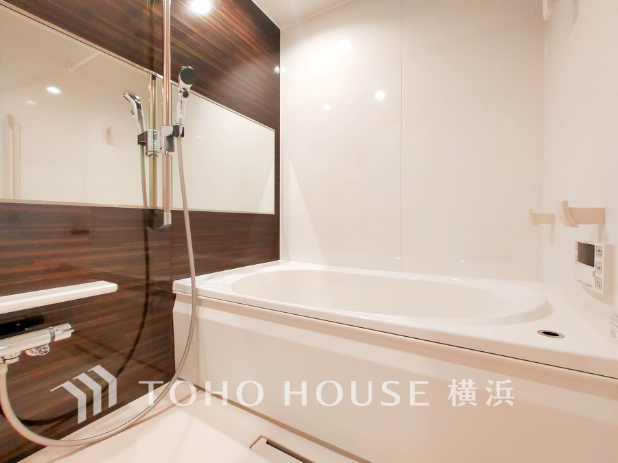 ◆質感が奏でる時間◆心落ち着く時間へ導くシックなカラーのパネルと流麗なデザインの高級感を感じる浴室。疲れを癒す場所だからこそ、心も体もオフになる時間を。