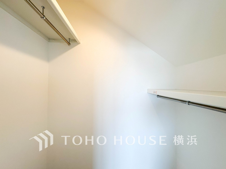 大切な衣類を機能的に収納できるウォークインクロゼット。ゴルフバッグやキャリーバッグなどもすっきりと片付けられます。高い収納率を実現する多彩な収納スペースを確保しました。
