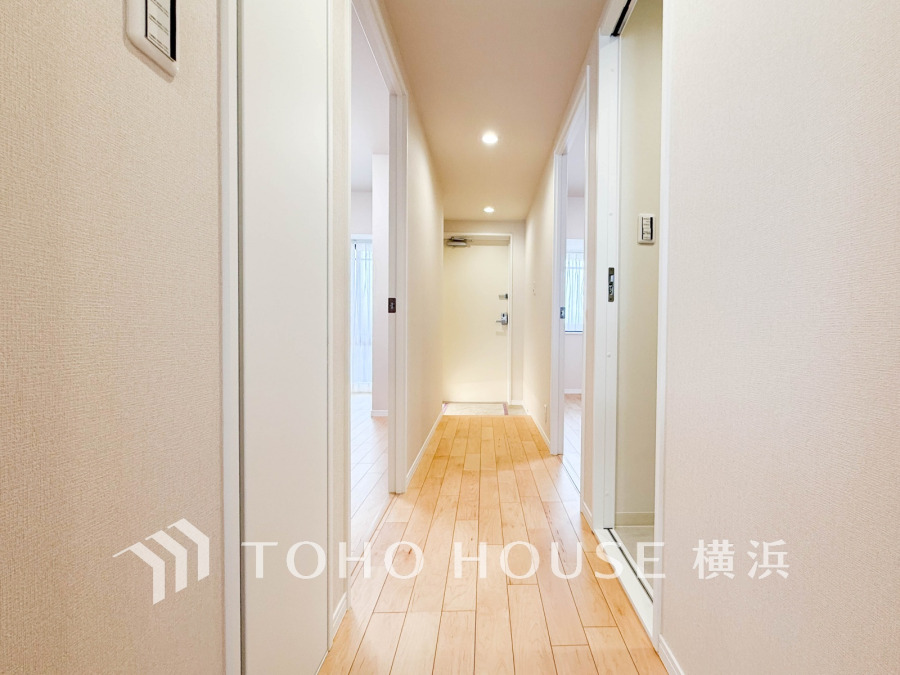 上質感漂う玄関と廊下。居住者の帰り、訪れる方を優しく迎える・安らぎに満ちた生活空間を予感させる。健やかな暮らしを楽しめることでしょう。